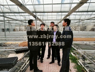 張總與哈薩克斯坦技(jì)術(shù)人(rén)員(yuán)交流